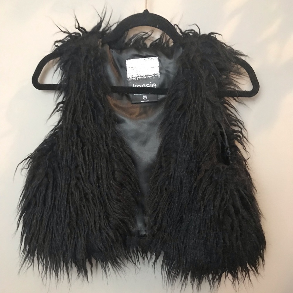 faux fur || cropped black vest